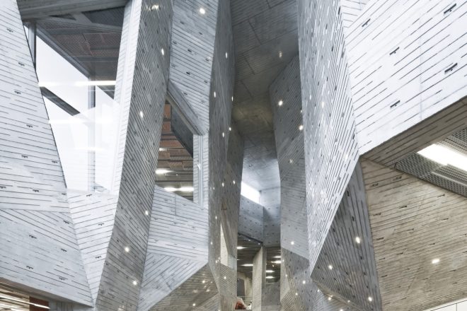 由利本荘市文化交流館・カダーレ