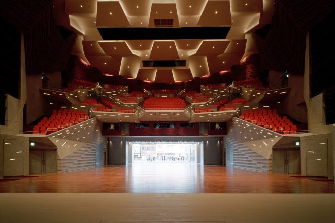 由利本荘市文化交流館・カダーレ